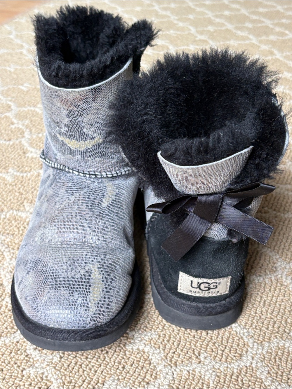 UGG mini Bailey bow, size 6